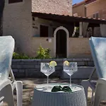 Nauta Vila *
