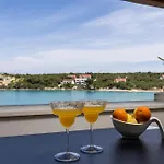 Nauta Vila *
